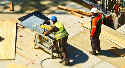 Deux personnes sur un chantier de construction