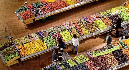 Vue du rayon fruits et légumes d'un supermarché 