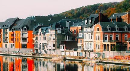 Vue de maisons au bord de l'eau à Dinan 